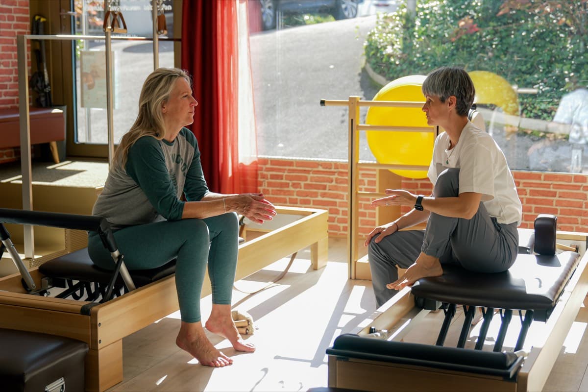 Aleksandra en entretien avec une cliente au studio Momentum, avant le bilan postural