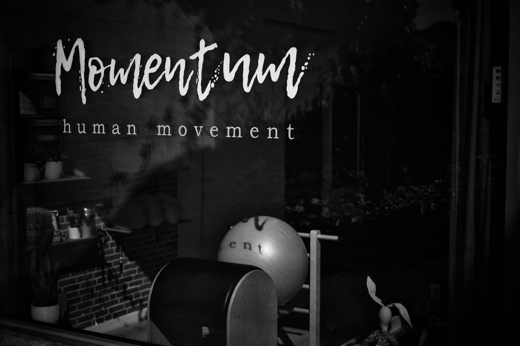 L'enseigne « Momentum human movement » sur la vitrine du studio à Begnins
